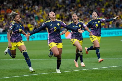 Manuela Vanegas de Colombia, segunda a la izquierda, celebra después de anotar el segundo gol de su equipo durante el partido de fútbol del Grupo H de la Copa Mundial Femenina entre Alemania y Colombia en el Estadio de Fútbol de Sídney en Sídney, Australia, el domingo 30 de julio de 2023. (Foto AP/Rick Rycroft )