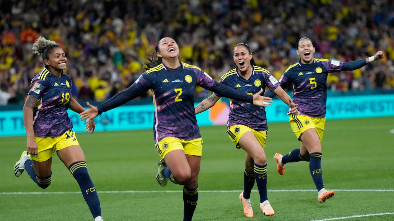 Manuela Vanegas de Colombia, segunda a la izquierda, celebra después de anotar el segundo gol de su equipo durante el partido de fútbol del Grupo H de la Copa Mundial Femenina entre Alemania y Colombia en el Estadio de Fútbol de Sídney en Sídney, Australia, el domingo 30 de julio de 2023. (Foto AP/Rick Rycroft )