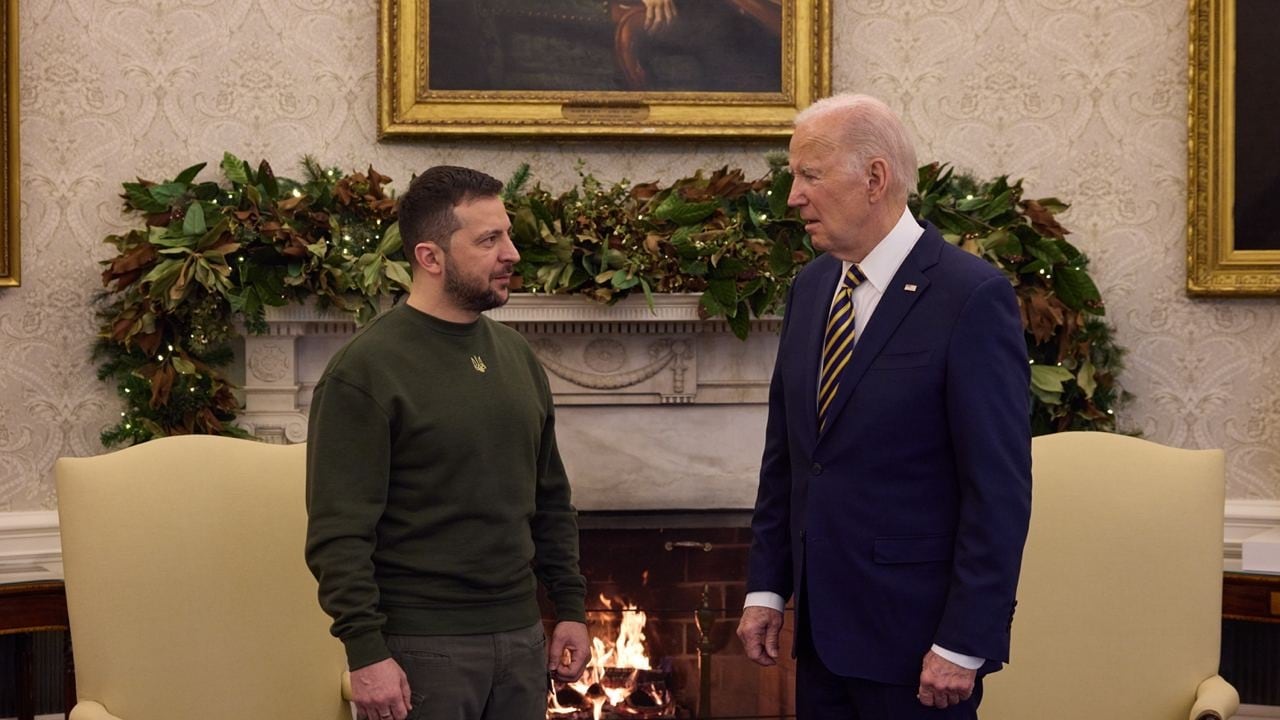 El presidente de EE. UU. Joe Biden y el presidente de Ucrania Volodímir Zelensky, se reúnen en la Casa Blanca en Washington D.C., Estados Unidos, el 21 de diciembre de 2022.