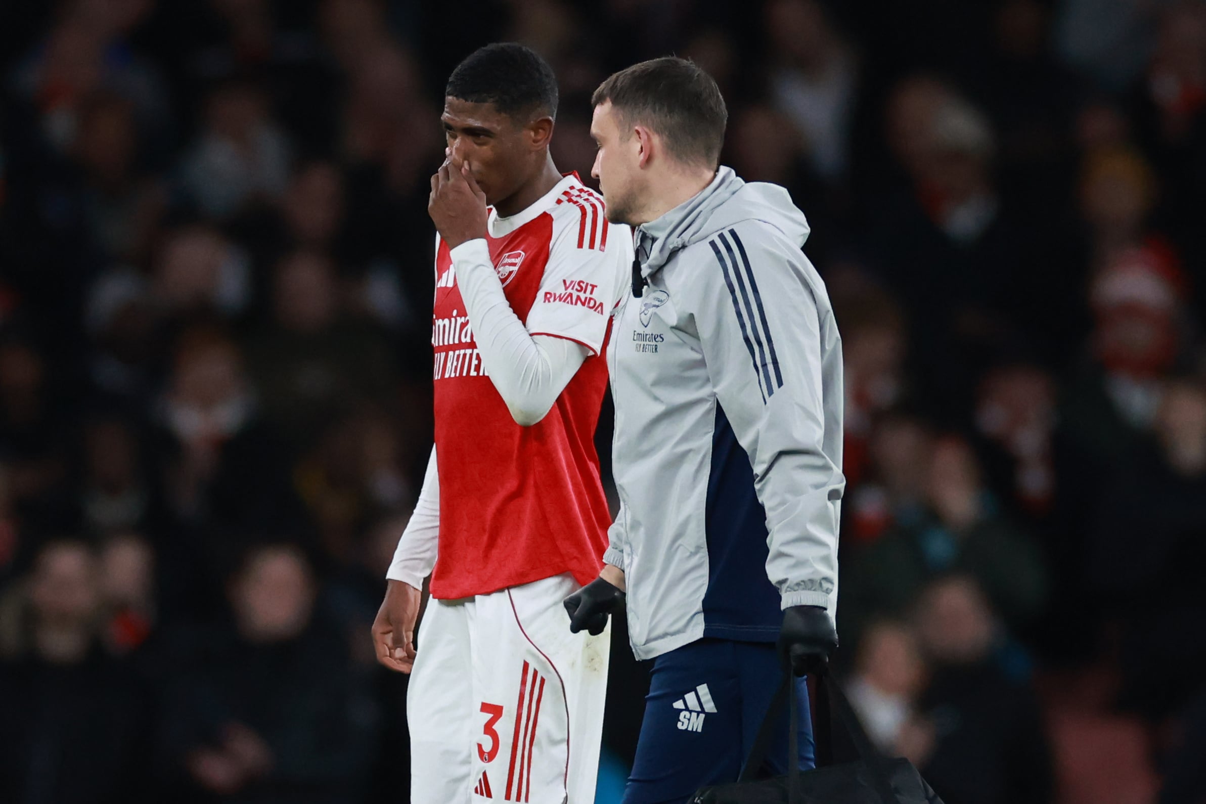 Cristhian Mosquera sale lesionado del duelo de Premier League