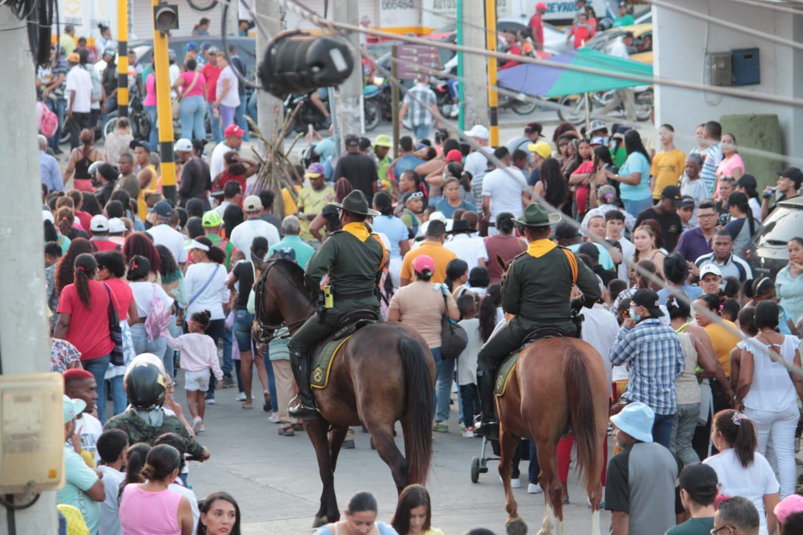 Policías carabineros en medio de la procesión de la Virgen de la Candelaria.