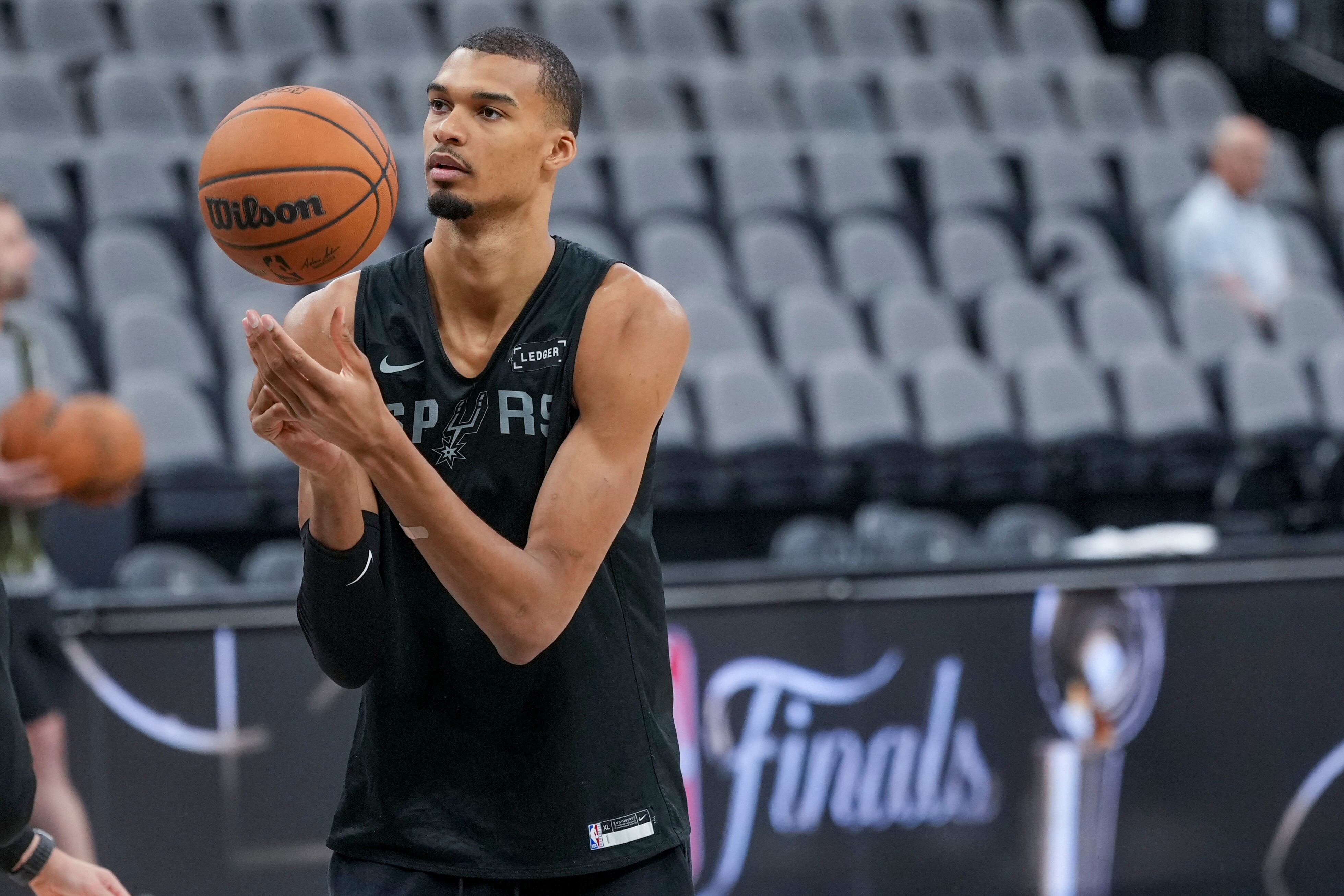 El delantero de los San Antonio Spurs, Victor Wembanyama, dispara durante un entrenamiento antes del inicio de la serie de baloncesto de las Finales de la NBA contra los New York Knicks, el martes 2 de junio de 2026, en San Antonio. (Foto AP/Eric Gay)