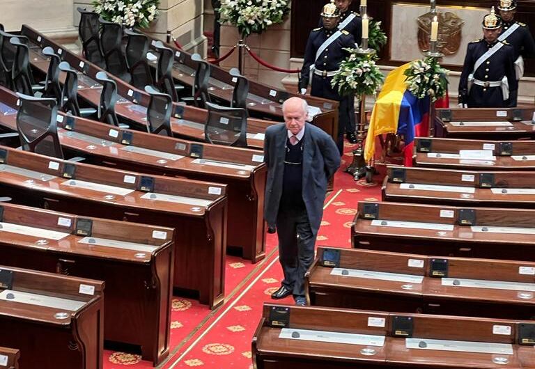 El científico colombiano Manuel Elkin Patarroyo asistió a la despedida de Botero en el Capitolio Nacional.