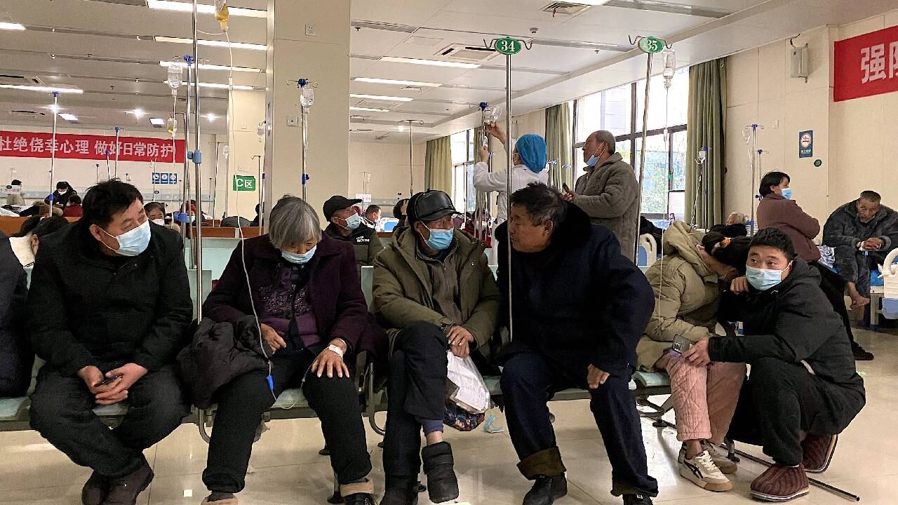 Los pacientes con coronavirus Covid-19 descansan en un pasillo del Hospital Popular en la provincia de Anhui, en el este de China.