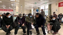Los pacientes con coronavirus Covid-19 descansan en un pasillo del Hospital Popular en la provincia de Anhui, en el este de China.