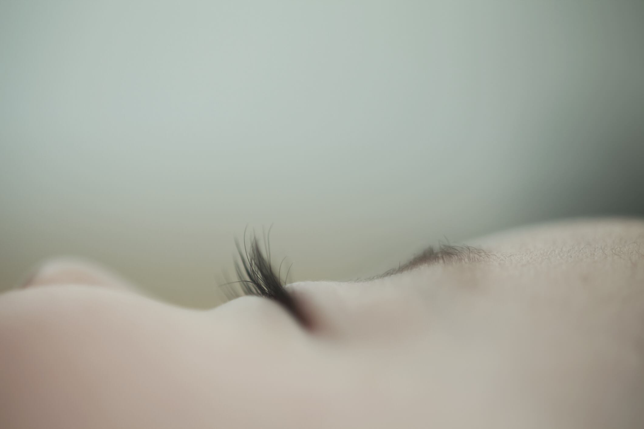 Foto de referencia sobre una persona con los ojos cerrados