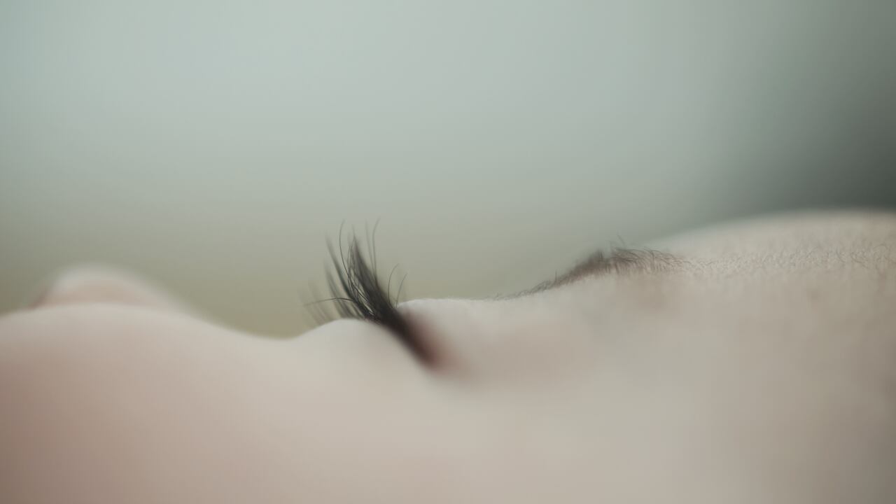 Foto de referencia sobre una persona con los ojos cerrados