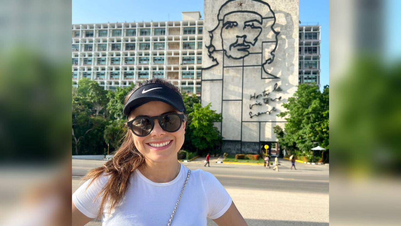 La senadora del Pacto Histórico Esmeralda Hernández posando en Cuba