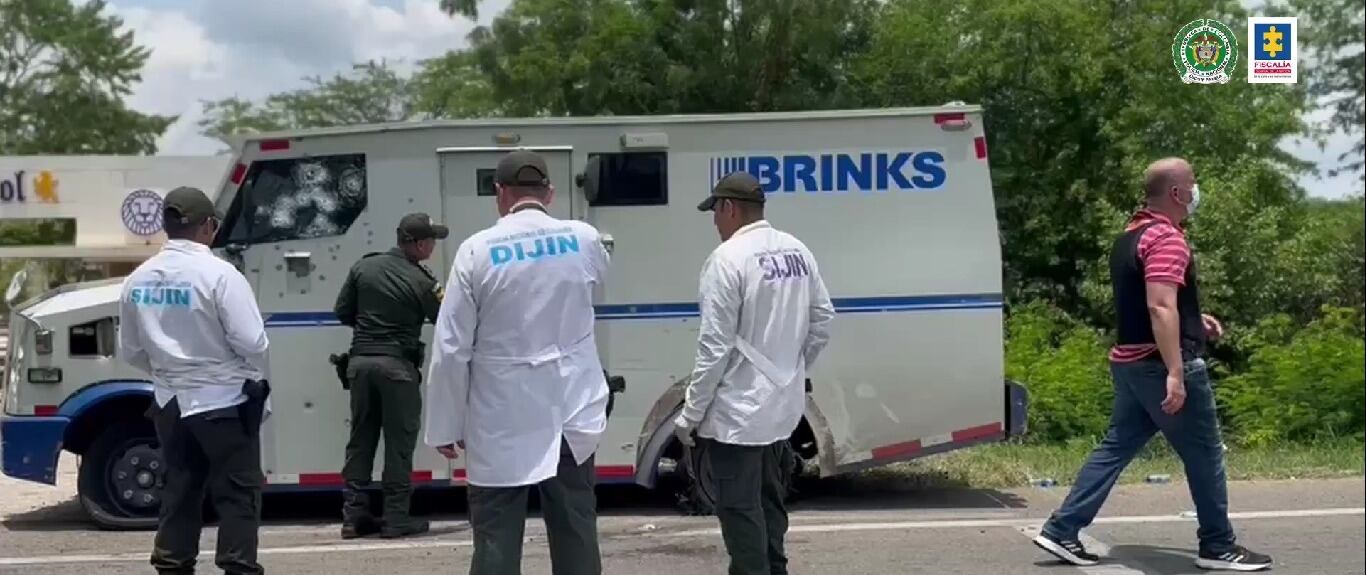 Carro de valores asaltado por los delincuentes.