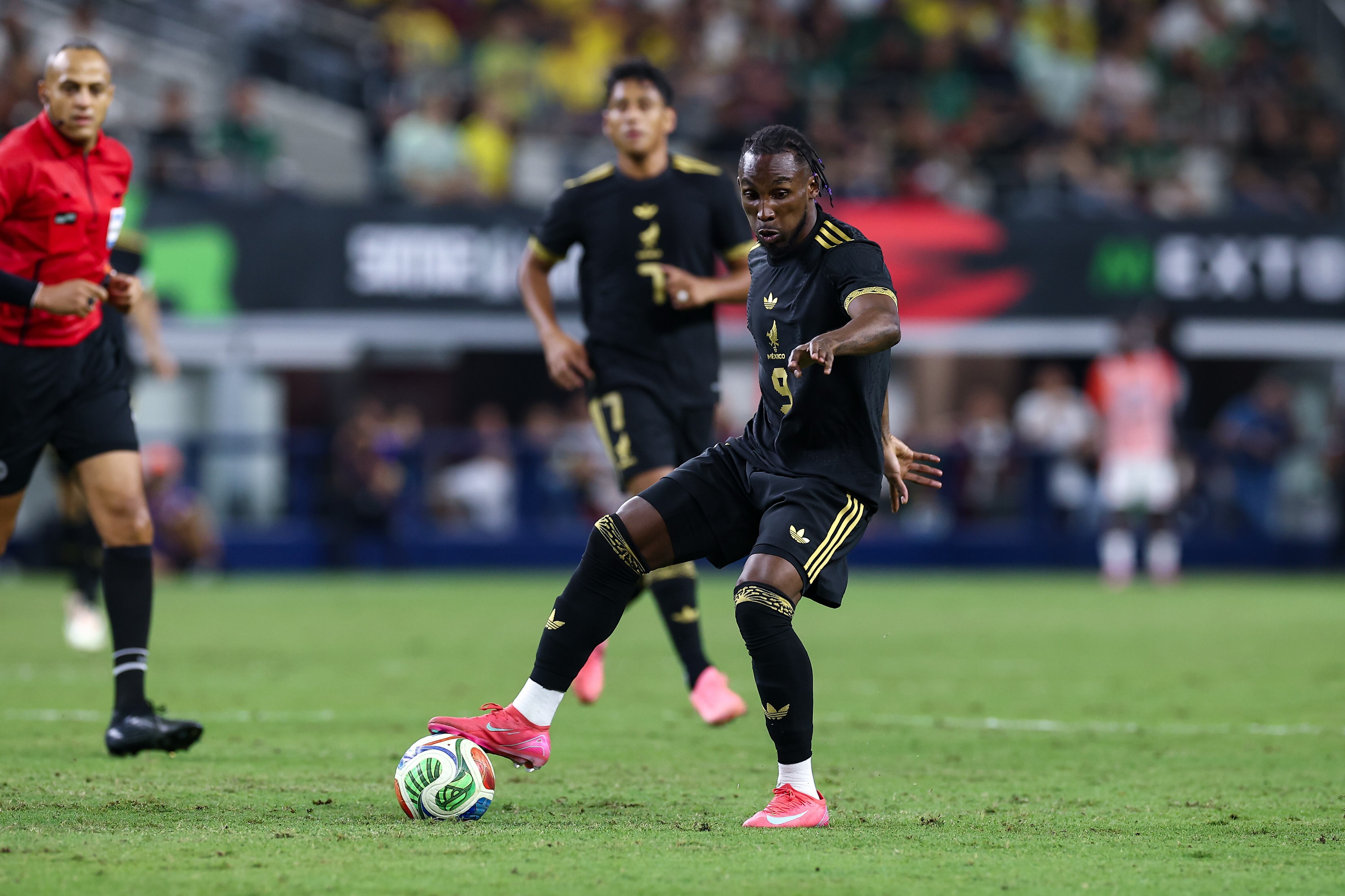 Julián Quiñónes con México en el amistoso ante Colombia a finales del 2025