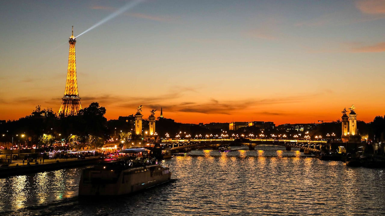 París La ciudad luz El sol se pone el 9 de octubre sobreel río Sena y la Torre Eiffel en París. Ludovic Marin / AFP