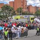 Cientos de personas permanecen a las afueras de la Iglesia Santa Gema, en Medellín, para dar el último adiós a Darío Gómez.