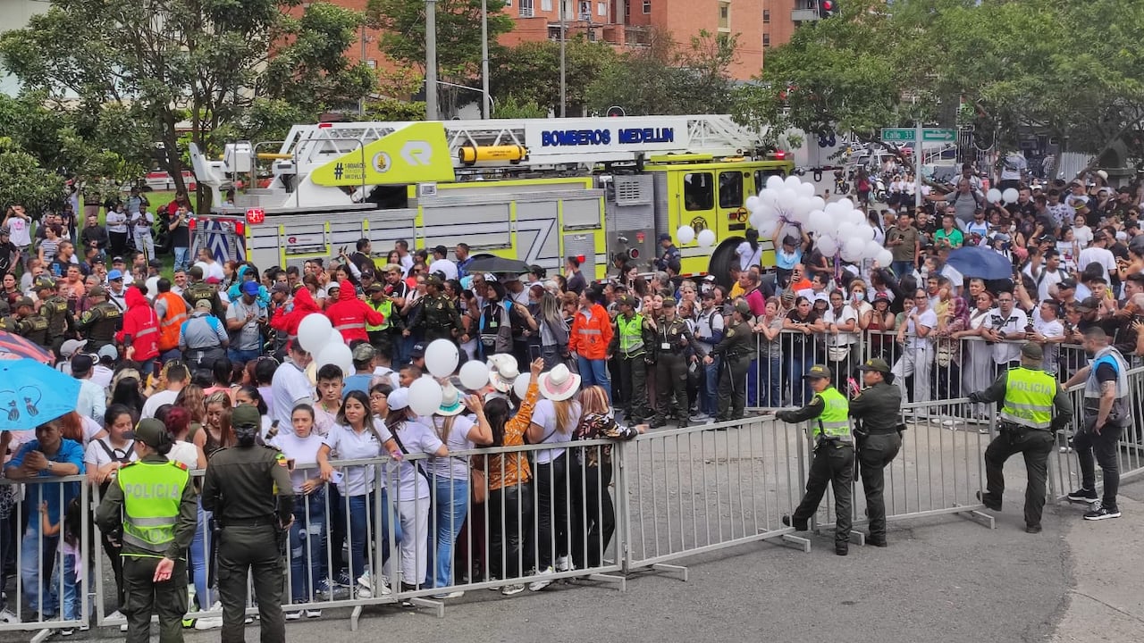 Cientos de personas permanecen a las afueras de la Iglesia Santa Gema, en Medellín, para dar el último adiós a Darío Gómez.
