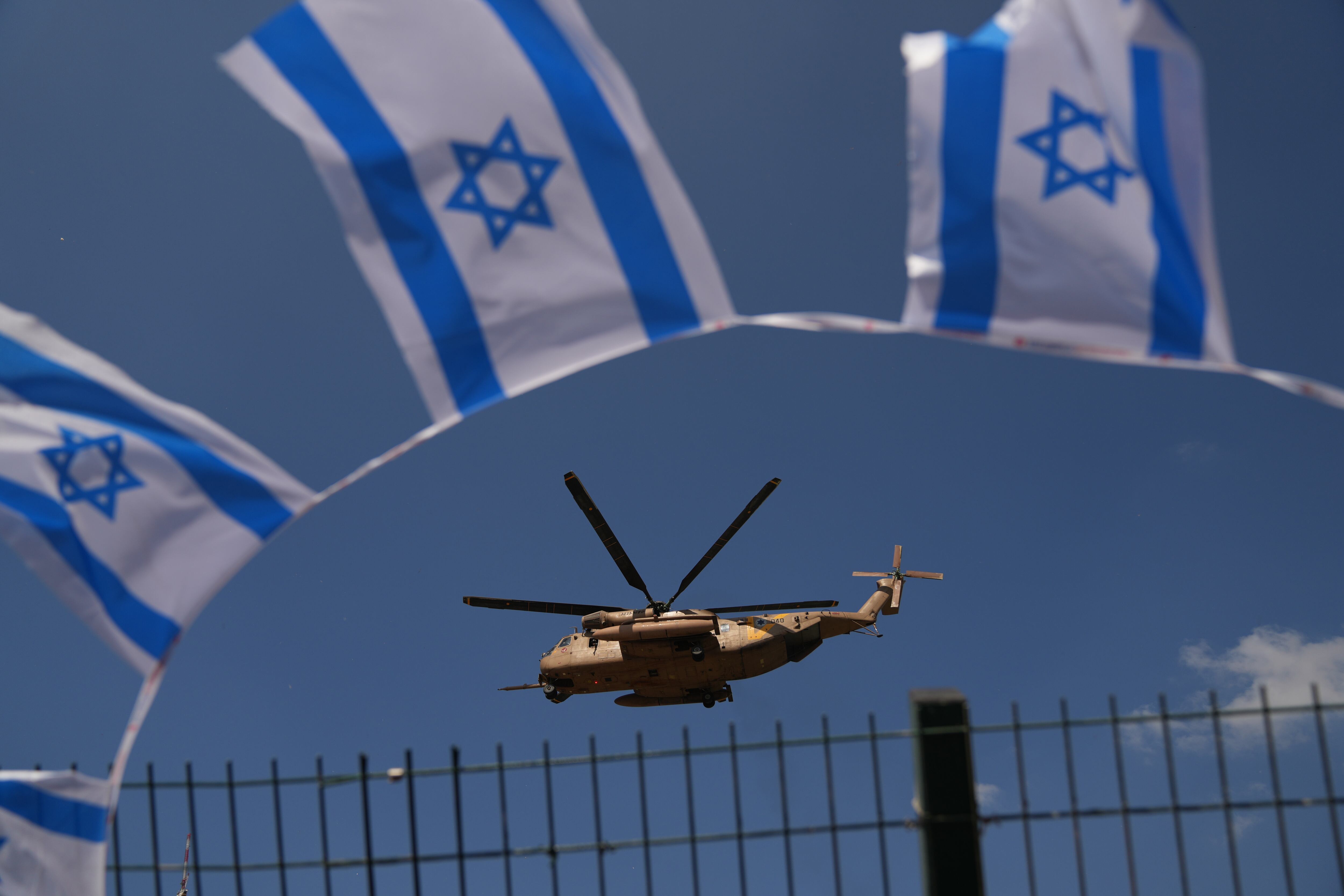 Un helicóptero militar despega del Hospital Beilinson en Petah Tikva, Israel, tras transportar a rehenes liberados del cautiverio de Hamás en la Franja de Gaza.