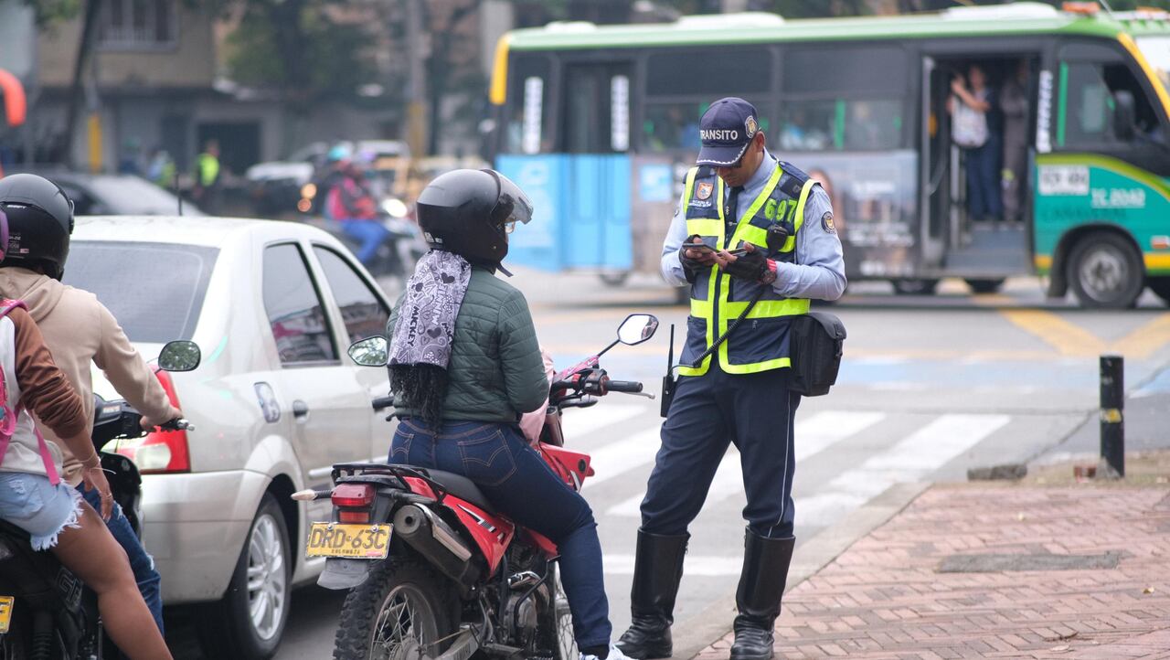 Hombre lesionó a un agente de tránsito cuando, presuntamente, intentó fugarse de un operativo de control.