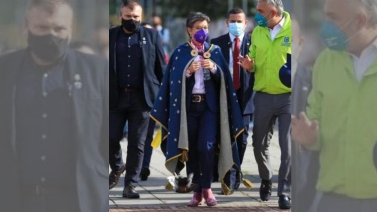 Claudia López con capa