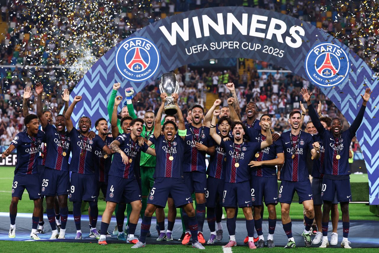 El defensa brasileño #05 del Paris Saint-Germain, Marquinhos, levanta el trofeo mientras el Paris Saint-Germain celebra la victoria en la final de la Supercopa de la UEFA 2025 entre el Paris Saint-Germain (FRA) y el Tottenham Hotspur FC (ENG) en el estadio Friuli, en Udine, el 13 de agosto de 2025. (Foto de FRANCK FIFE / AFP)