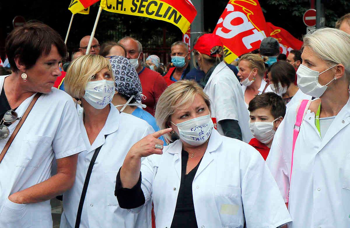 Personal médico se manifiesta contra la política del gobierno, martes 16 de junio de 2020 en Lille, norte de Francia. Foto AP / Michel Spingler