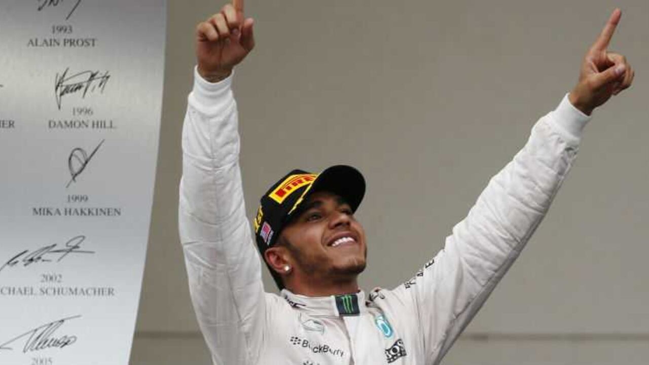 Lewis Hamiton celebró como un niño su triunfo.