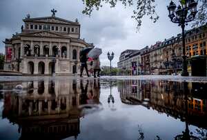 La antigua ópera se refleja en un charco en Frankfurt, Alemania, en un lluvioso jueves 6 de mayo de 2021. El reciente mal tiempo ha barrido gran parte del norte de Europa y se prevé que permanecerá durante los próximos días. Foto: AP / Michael Probst.