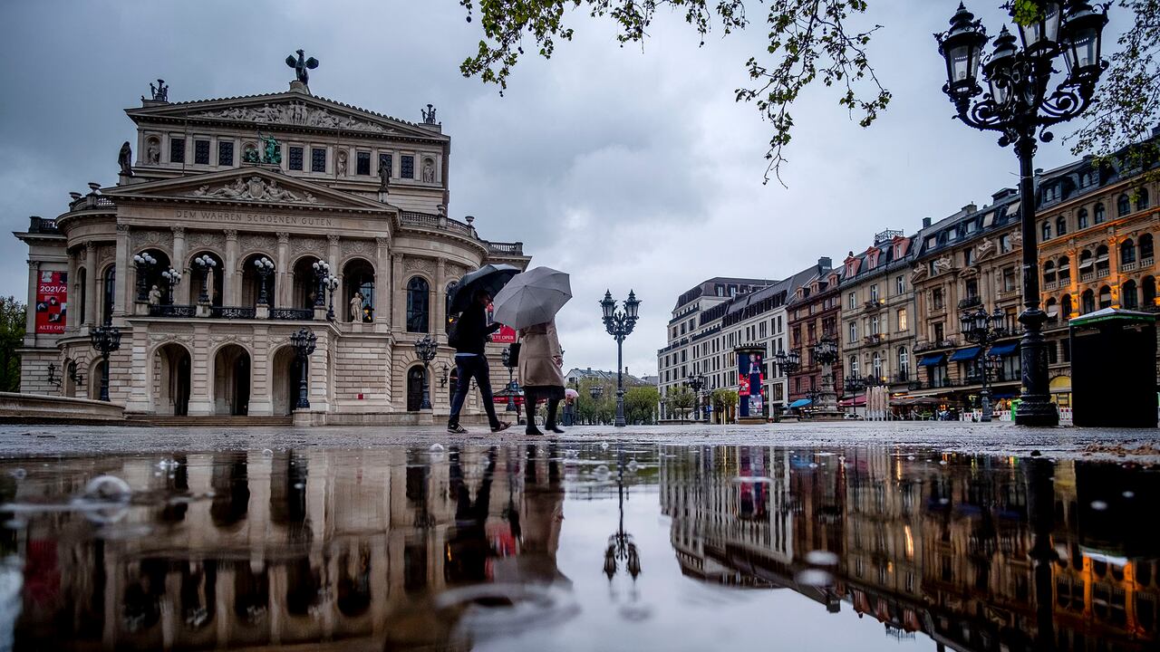 La antigua ópera se refleja en un charco en Frankfurt, Alemania, en un lluvioso jueves 6 de mayo de 2021. El reciente mal tiempo ha barrido gran parte del norte de Europa y se prevé que permanecerá durante los próximos días. Foto: AP / Michael Probst.