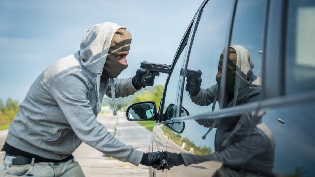 Varios sospechoso habrían intentado arrebatarle el vehículo a una pareja (imagen de referencia).