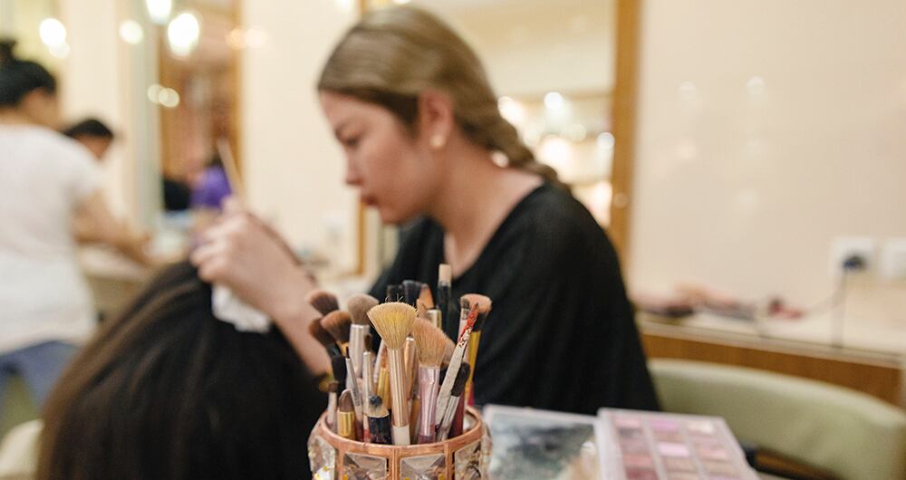 Afganistán cierra los salones de belleza.