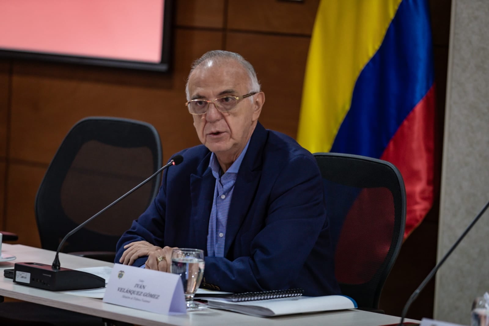 El alcalde de Bogotá, Carlos Fernando Galán, y el ministro de Defensa, Iván Velásquez, lideraron un consejo de seguridad en la capital del país.