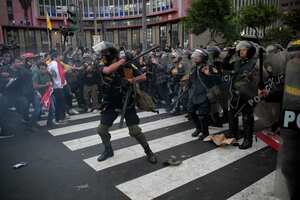 Miembros de la policía chocan con opositores al gobierno de la presidenta peruana Dina Boluarte durante una manifestación nacional contra Boluarte en Lima, el 19 de julio de 2023.