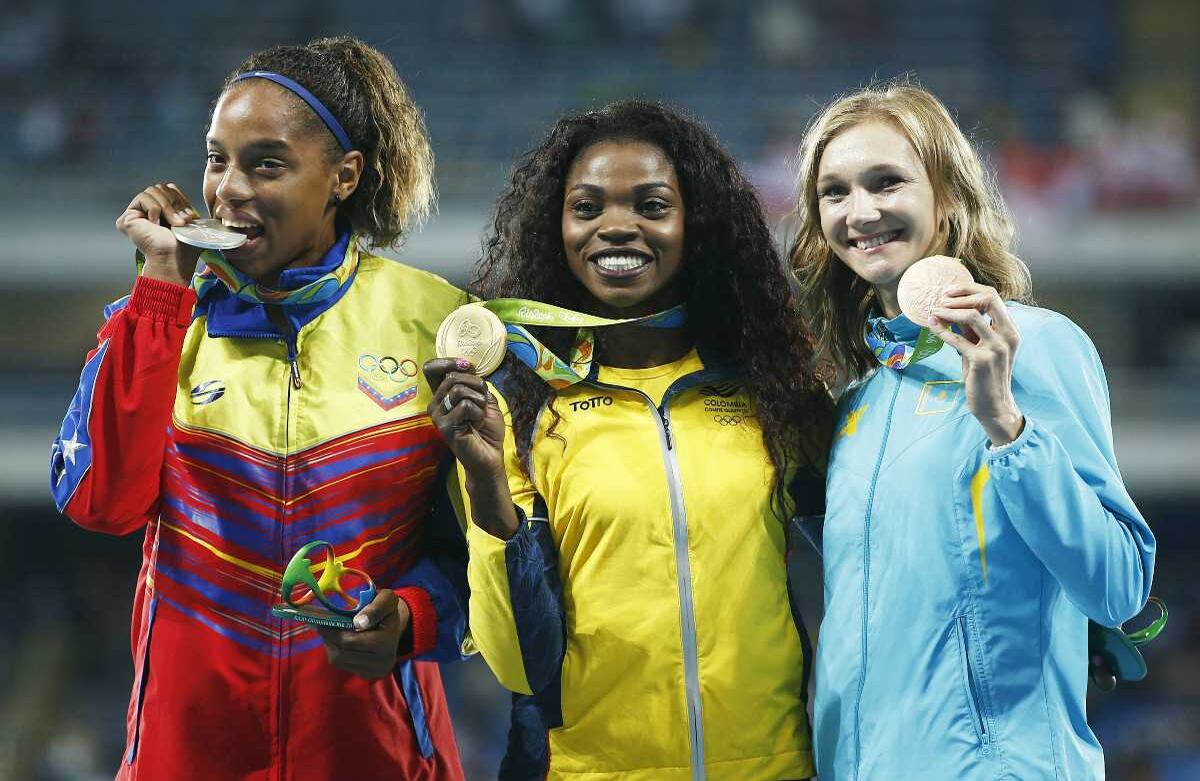 La ceremonia se realizó en medio del estadio.  EFE/EPA/YOAN VALAT