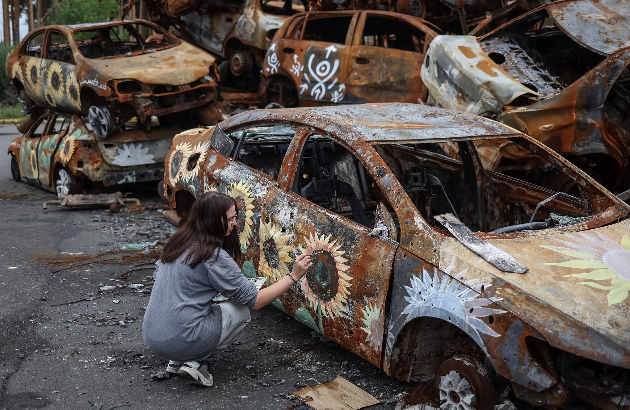 En imágenes : Artistas pintan girasoles sobre restos de guerra en Ucrania