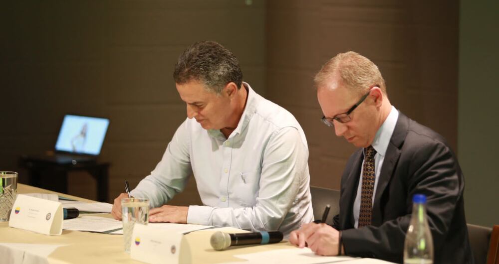 Aníbal Gaviria Correa, gobernador de Antioquia, junto a Brian Harris, director de la Sección de Asuntos Antinarcóticos y Aplicación de la Ley de Estados Unidos en Colombia.