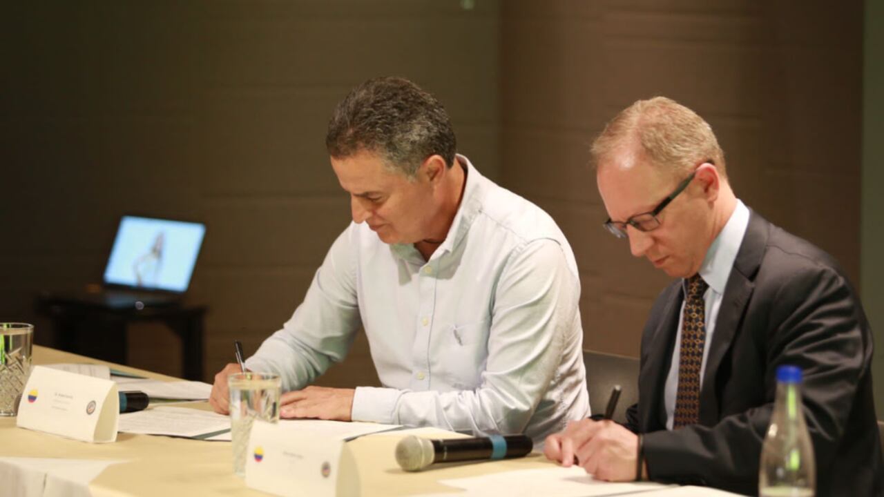 Aníbal Gaviria Correa, gobernador de Antioquia, junto a Brian Harris, director de la Sección de Asuntos Antinarcóticos y Aplicación de la Ley de Estados Unidos en Colombia.