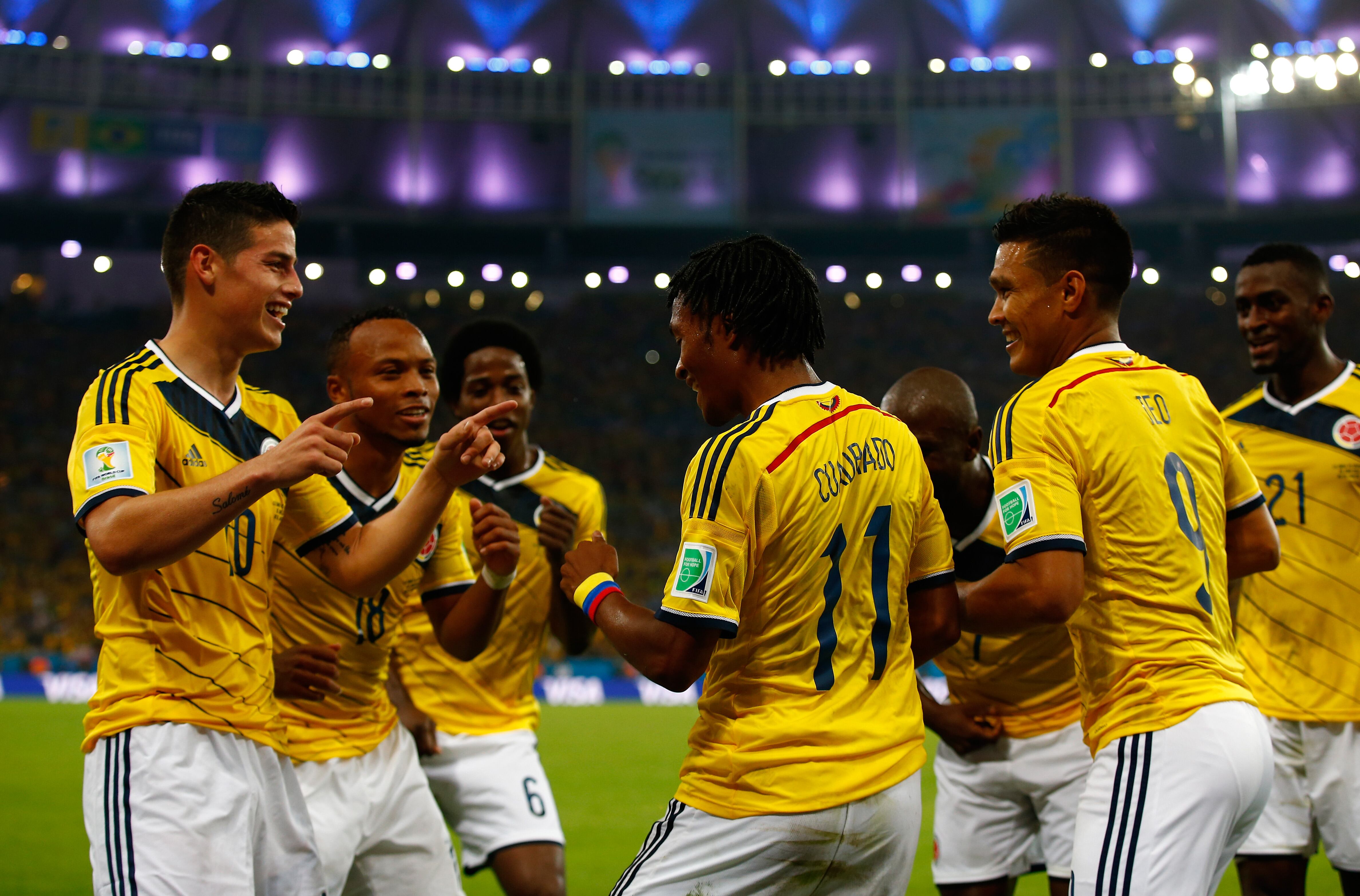 James Rodríguez de Colombia (i) celebra marcar el segundo gol de su equipo y el segundo del partido con sus compañeros durante el partido de octavos de final de la Copa Mundial de la FIFA Brasil 2014 entre Colombia y Uruguay en el Maracaná el 28 de junio. , 2014 en Río de Janeiro, Brasil. (Foto de Clive Rose/Getty Images)