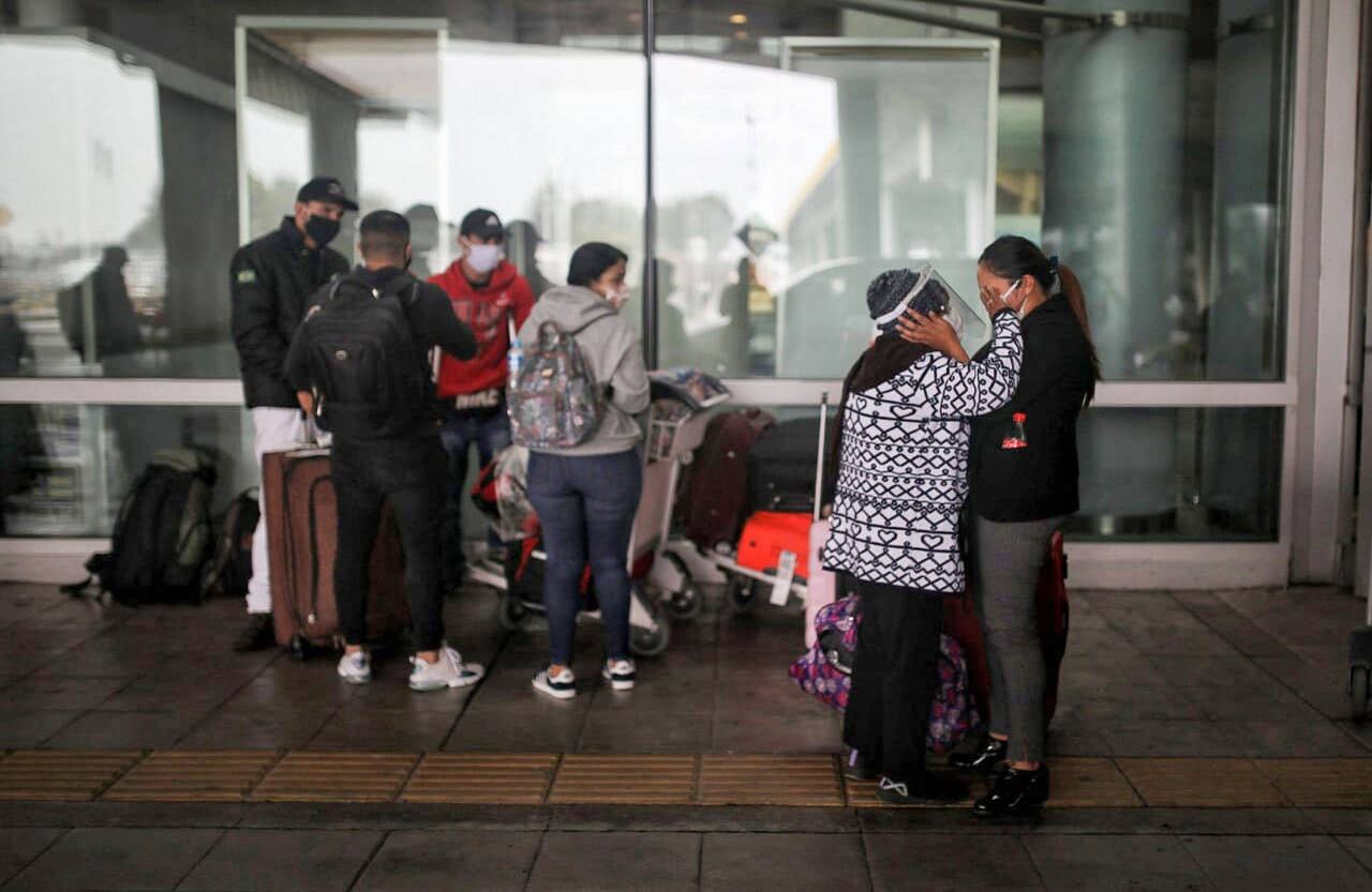 Aunque está prohibido el contacto físico, besos y abrazos por el riesgo de contraer el coronavirus, algunas personas no pueden contener la emoción de tener de vuelta a sus seres queridos. Esteban Vega/SEMANA