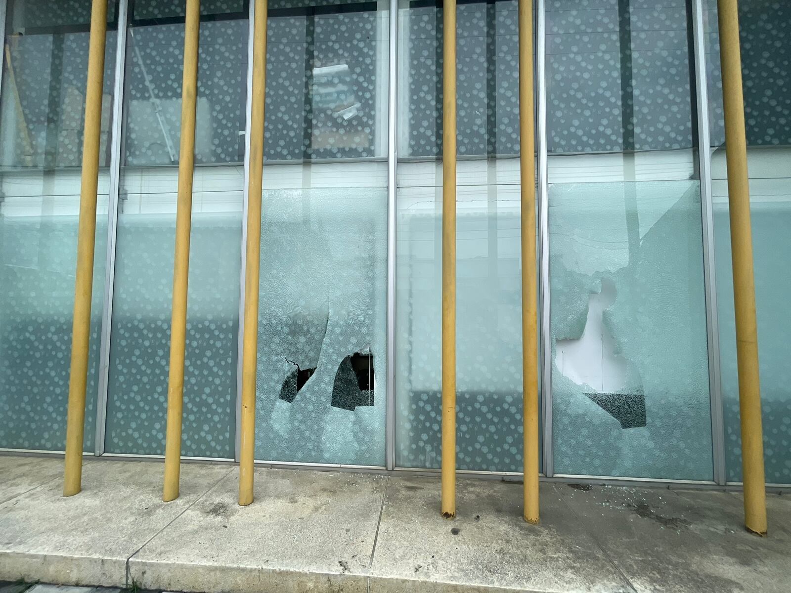 La turba lanzó objetos contundentes contra la estación de Policía.