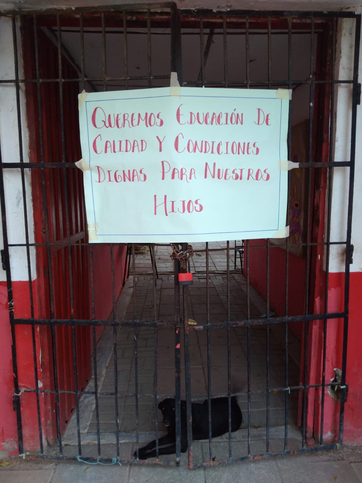 Los padres de familia están en las sedes de la institución y en la carretera