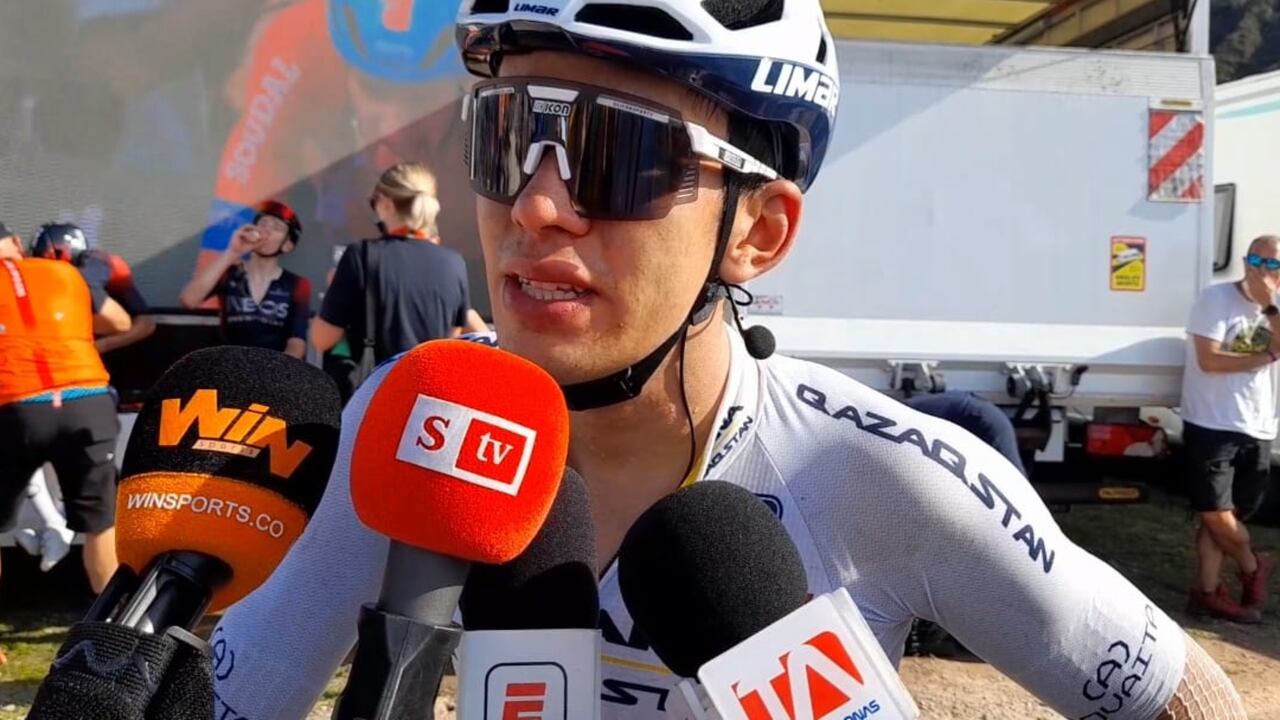 Harold Tejada, ciclista colombiano del Astana, habla en línea de meta de de la etapa 9 de la Vuelta a España 2022