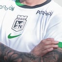 James Rodríguez luciendo la camiseta visitante de Atlético Nacional