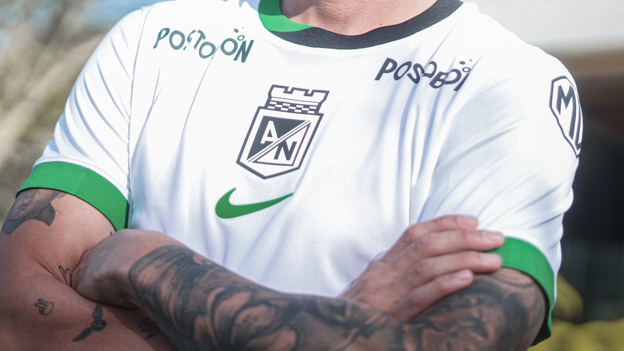 James Rodríguez luciendo la camiseta visitante de Atlético Nacional