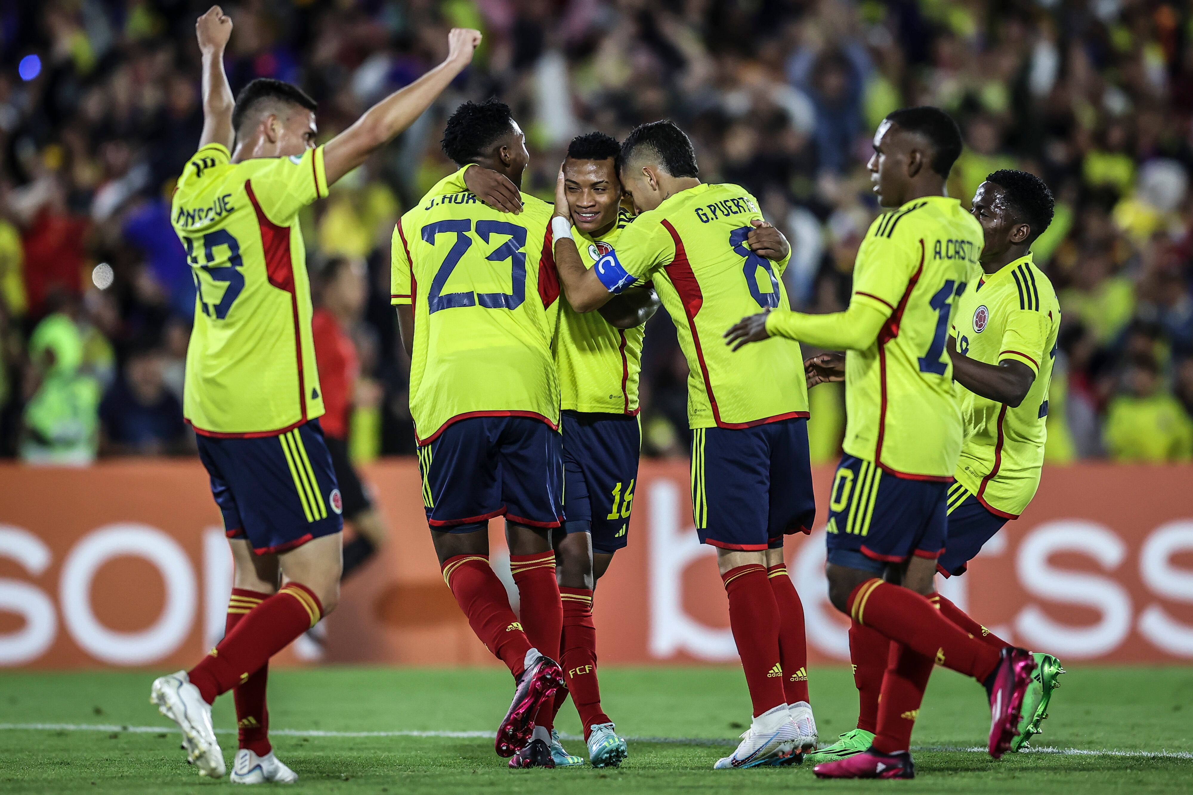 La Selección Colombia Sub-20 celebra en grupo su primer tanto ante Ecuador.