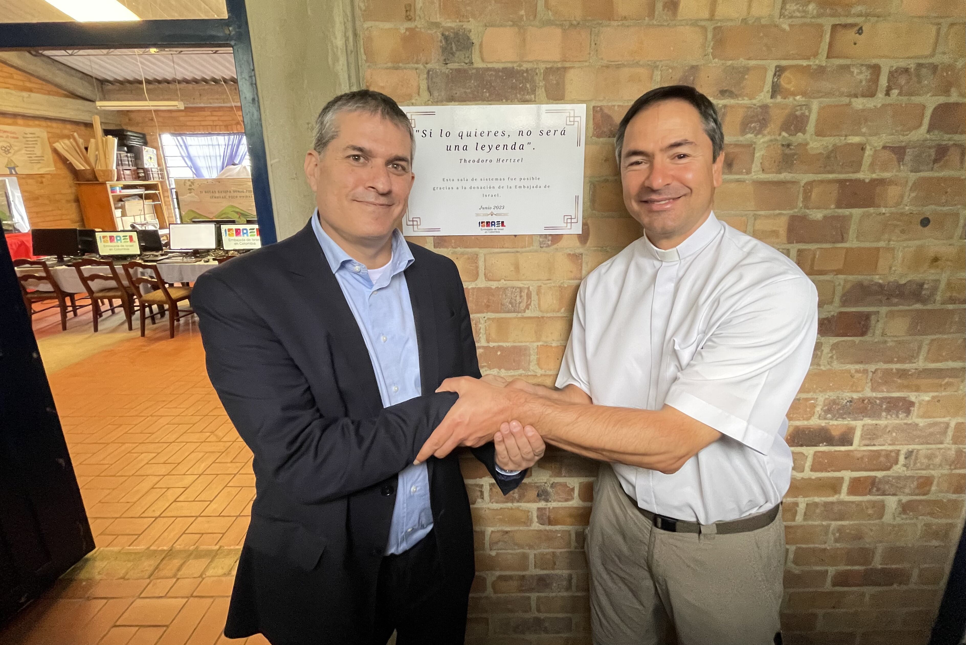 Embajada de Israel entrega sala de cómputo.