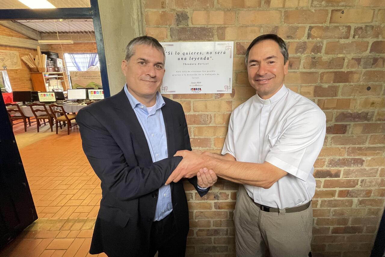 Embajada de Israel entrega sala de cómputo.