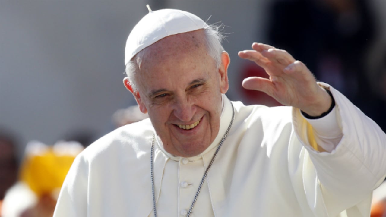 El papa Francisco saluda a la muchedumbre antes de su audiencia general semanal, este miércoles, en la Plaza de San Pedro.