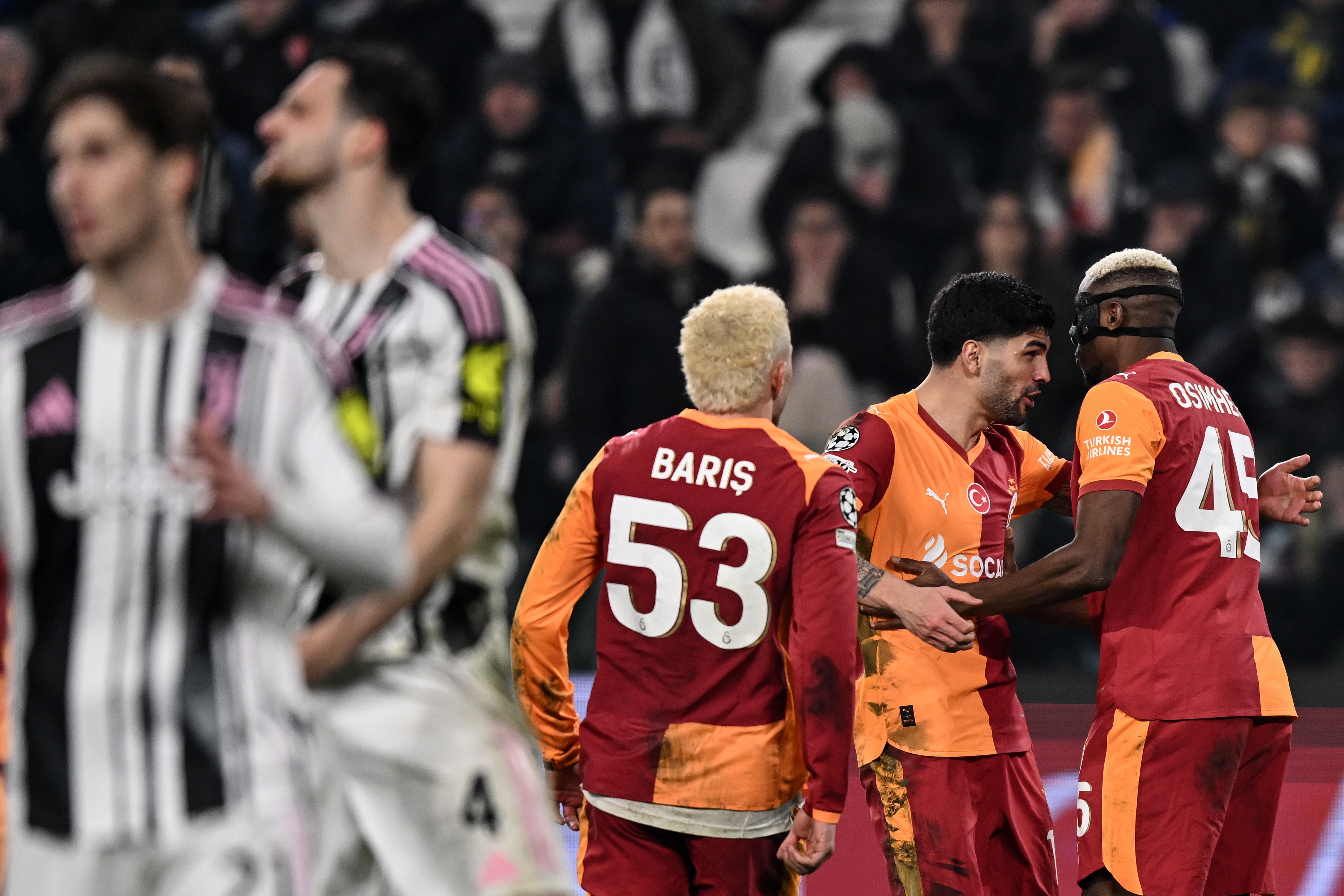 Galatasaray celebra que eliminó a Juventus en Champions League. Locura total en Turín.