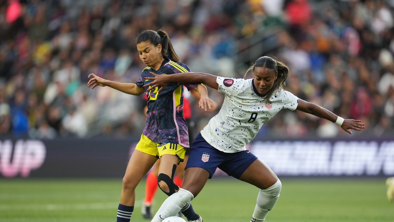 LOS ÁNGELES, CALIFORNIA - 3 DE MARZO: Jaedyn Shaw # 8 de Estados Unidos lucha por el balón con Ilana Izquierdo # 13 de Colombia durante la primera mitad del partido de cuartos de final de la Copa Oro W de Concacaf 2024 en el Estadio BMO el 3 de marzo de 2024 en Los Ángeles, California. (Foto de Brad Smith/ISI Photos/USSF/Getty Images para USSF)