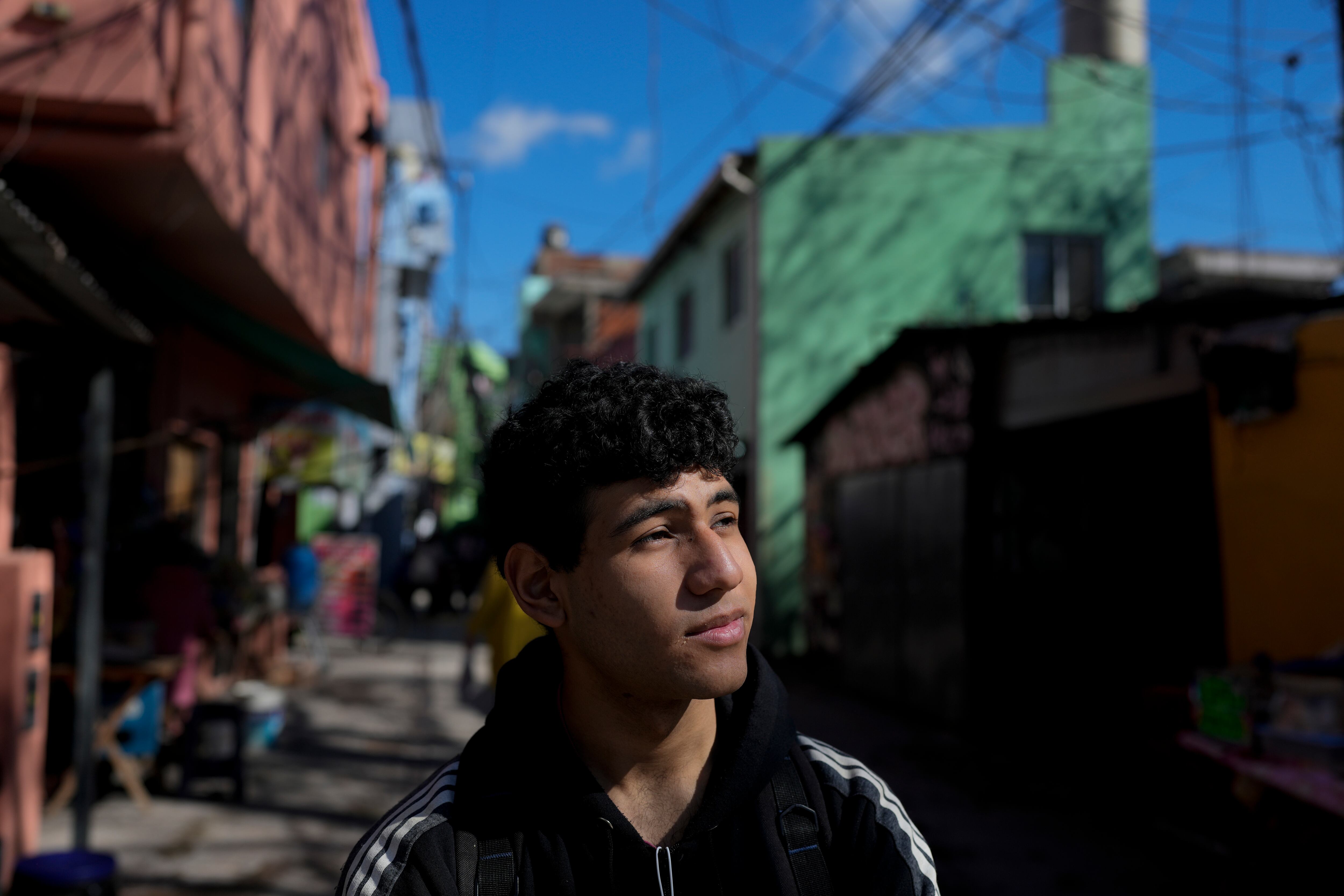 Los críticos de Milei sostienen que la dolarización no es viable porque el país sudamericano no cuenta con las divisas suficientes para reemplazarlas por los pesos en circulación y tildan de disparatada su propuesta de eliminar el Banco Central.