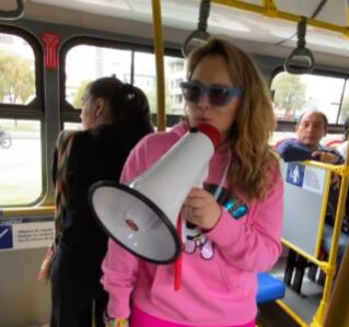Michelle Gutty se subió a un Transmilenio a cantar su sencillo el 'Tukutu'.