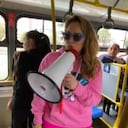 Michelle Gutty se subió a un Transmilenio a cantar su sencillo el 'Tukutu'.
