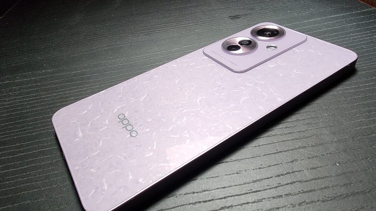 El OPPO Reno11 F 5G tiene un diseño trasero con texturas y color morado coral.